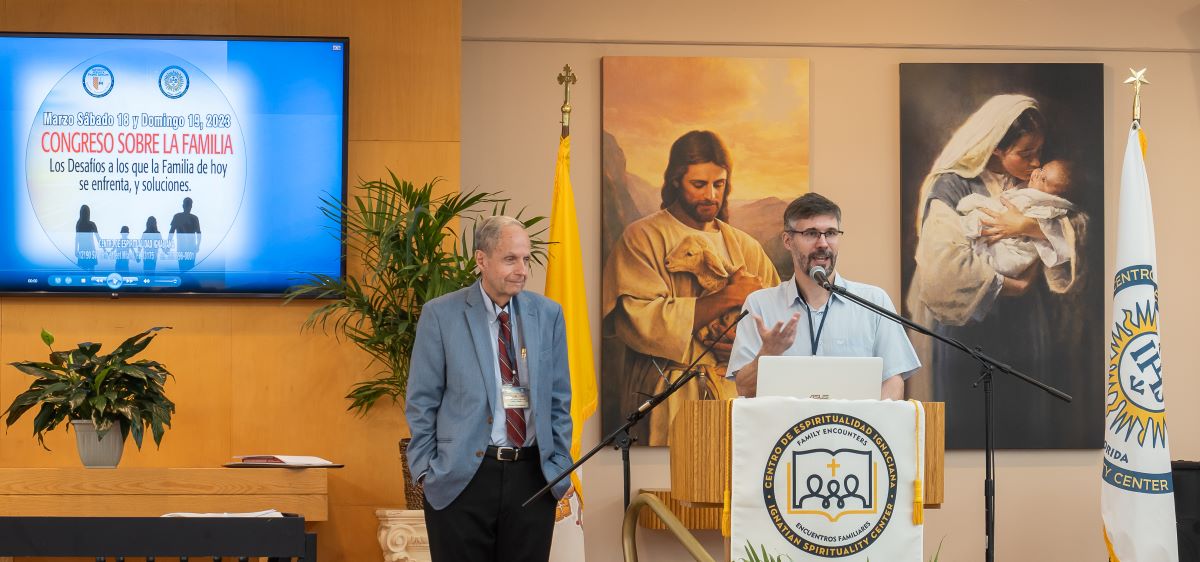 Dos hombres presentando en encuentros familiares